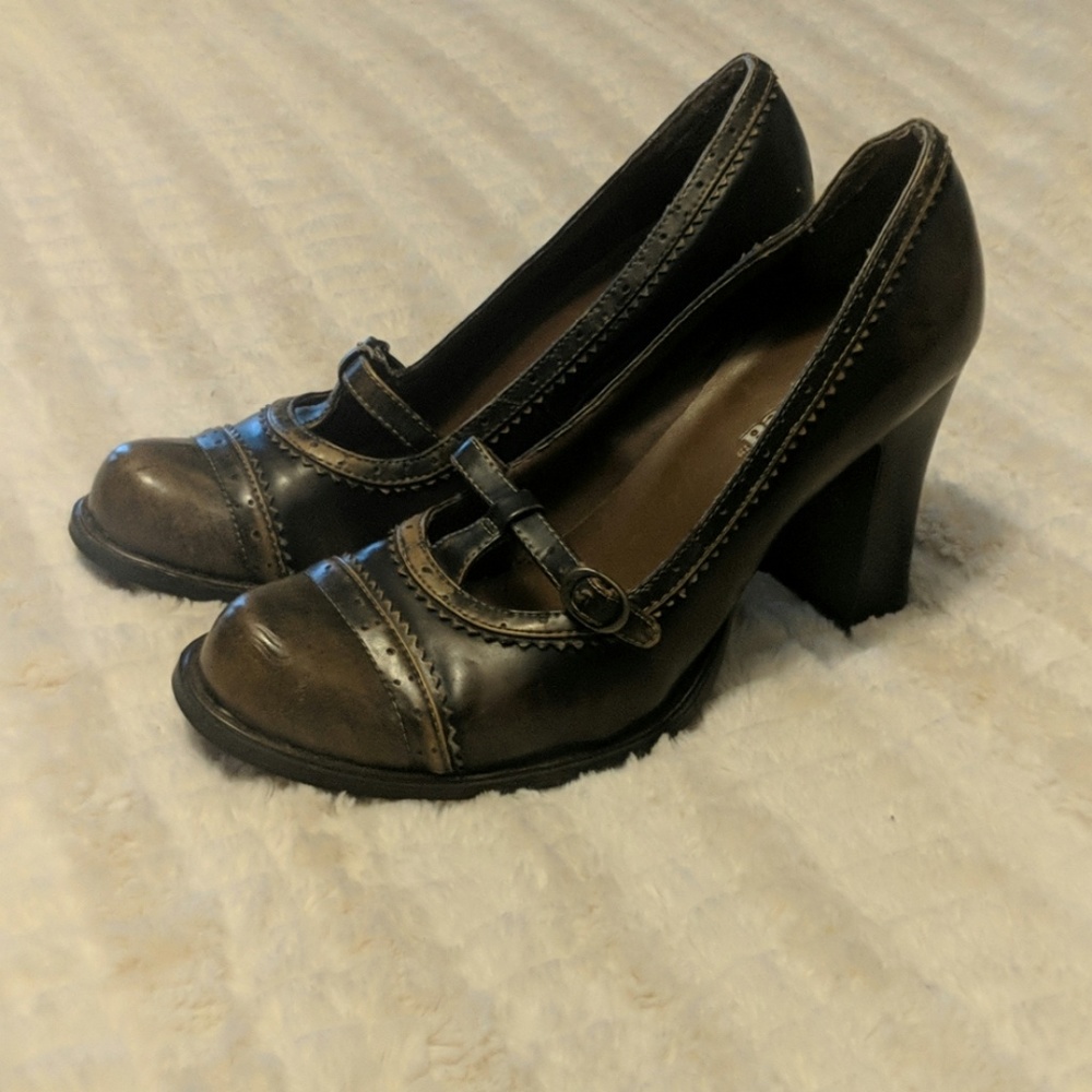Shoes - Picture 2 of 8